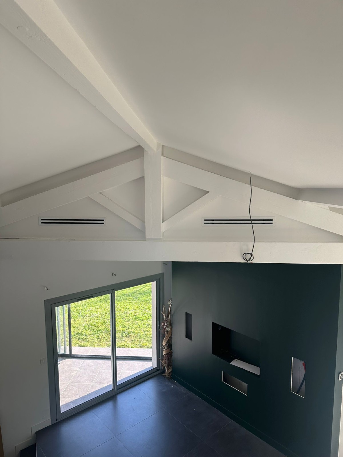Intégration d’une climatisation gainable dans un salon avec plafond rampant à Toulouse