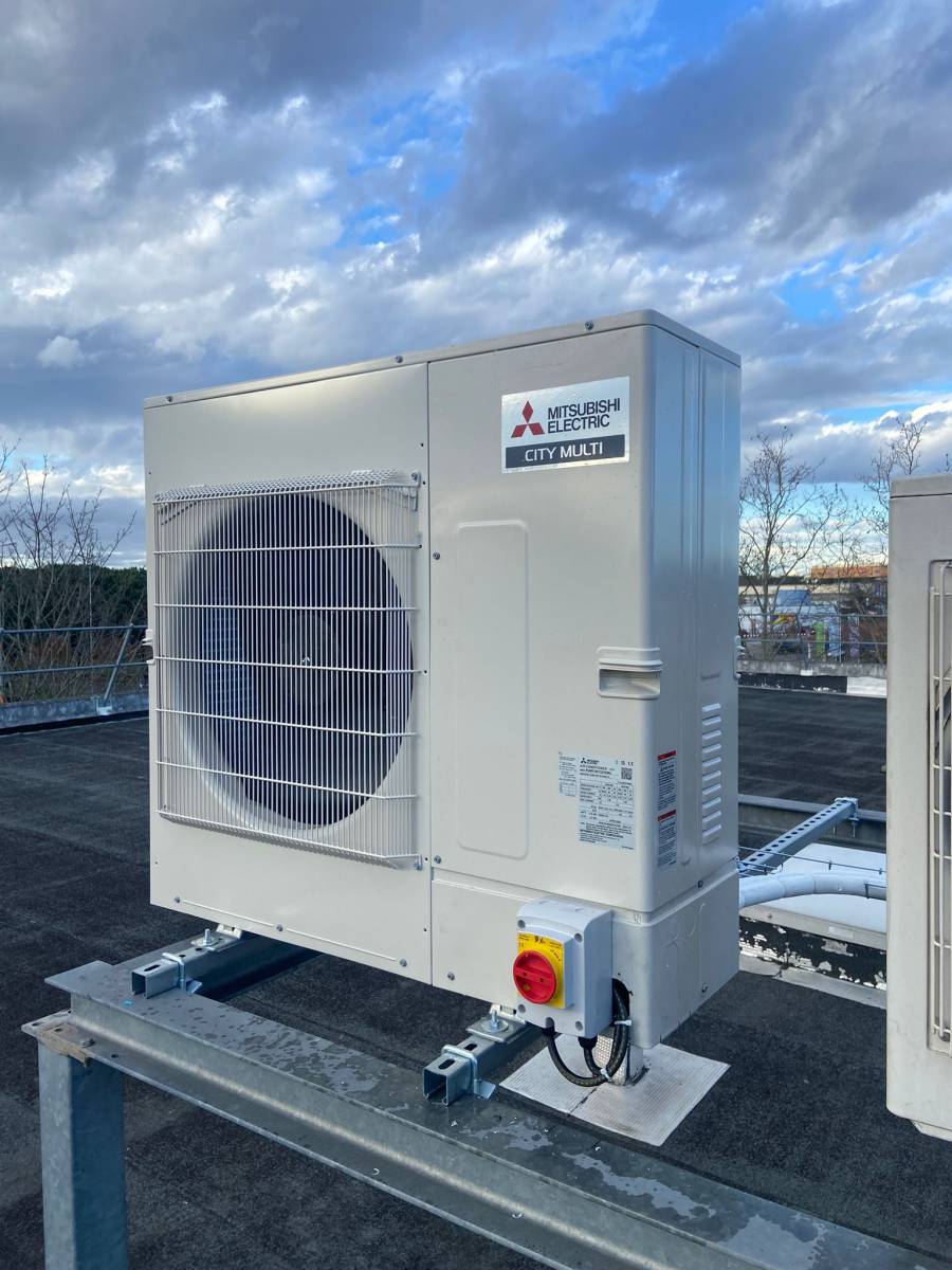  Installation d’une pompe à chaleur Blagnac (Toulouse) Mitsubishi City Multi sur le toit d’une entreprise