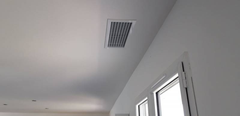Grille de soufflage dans le salon d'une maison à Fontenilles proche de Toulouse