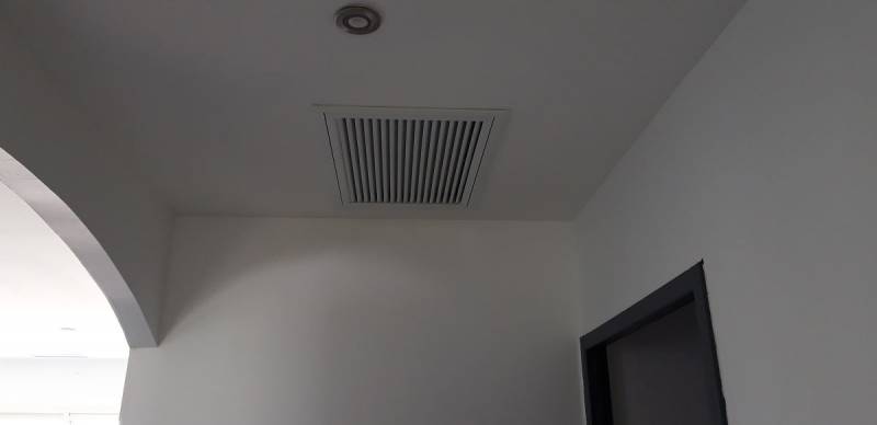 Grille de reprise dans le couloir de la maison à Fontenilles dans la région Toulousaine