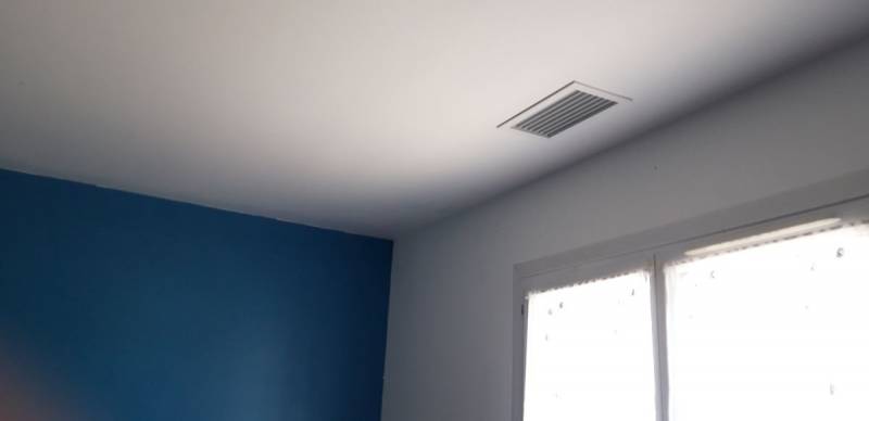 Grille de soufflage d'un gainable dans une chambre d'enfant d'une maison à Fontenilles dans la région Toulousaine