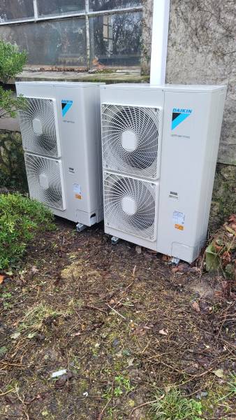 Pose d'une pompe à chaleur air eau à Saint Pierre de Lages