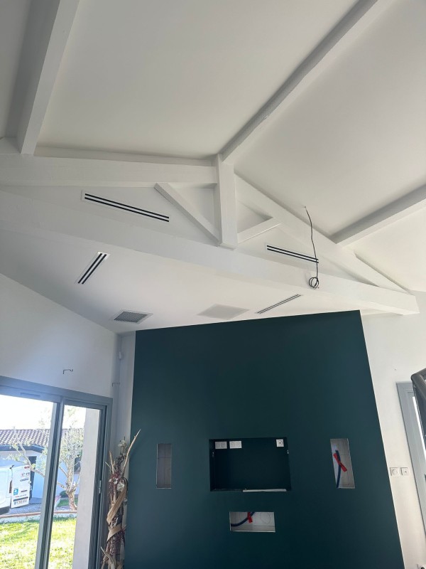 Intégration d’une climatisation gainable dans un salon avec plafond rampant à Toulouse