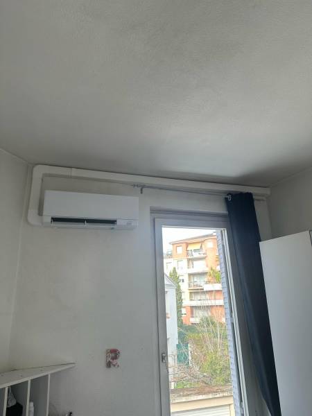 Climatisation réversible Toulouse : Installation Mitsubishi Tri SPLIT dans une maison en plein centre