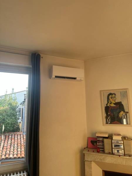 Climatisation réversible Toulouse : Installation Mitsubishi Tri SPLIT dans une maison en plein centre