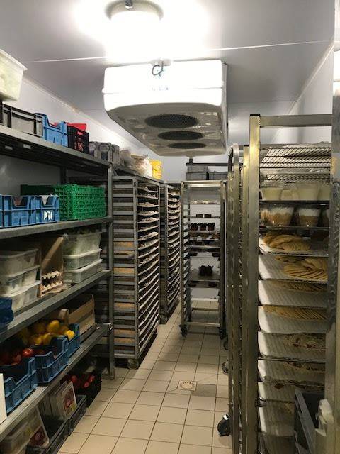 Intérieure chambre froide positive dans un établissement de restauration dans la région occitane