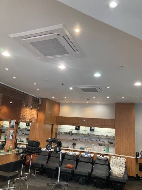 Une climatisation type plafonnier dans un salon de coiffure toulousain