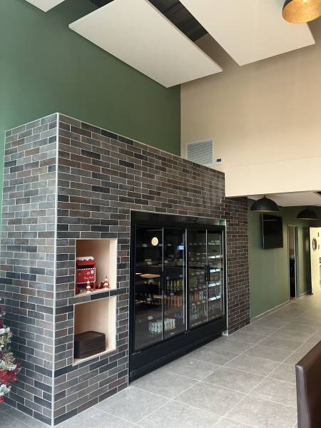 Installation d’une vitrine réfrigérée noire intégrée pour un restaurant à Montauban