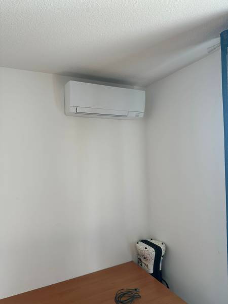 Installation d’une climatisation bi-split Mitsubishi dans un appartement duplex à Toulouse – Quartier de la Cartoucherie
