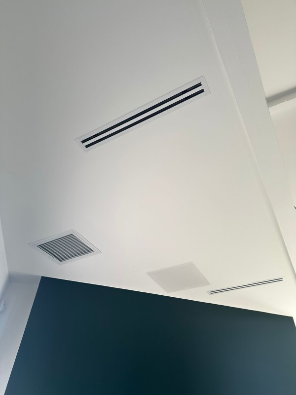 Intégration d’une climatisation gainable dans un salon avec plafond rampant à Toulouse